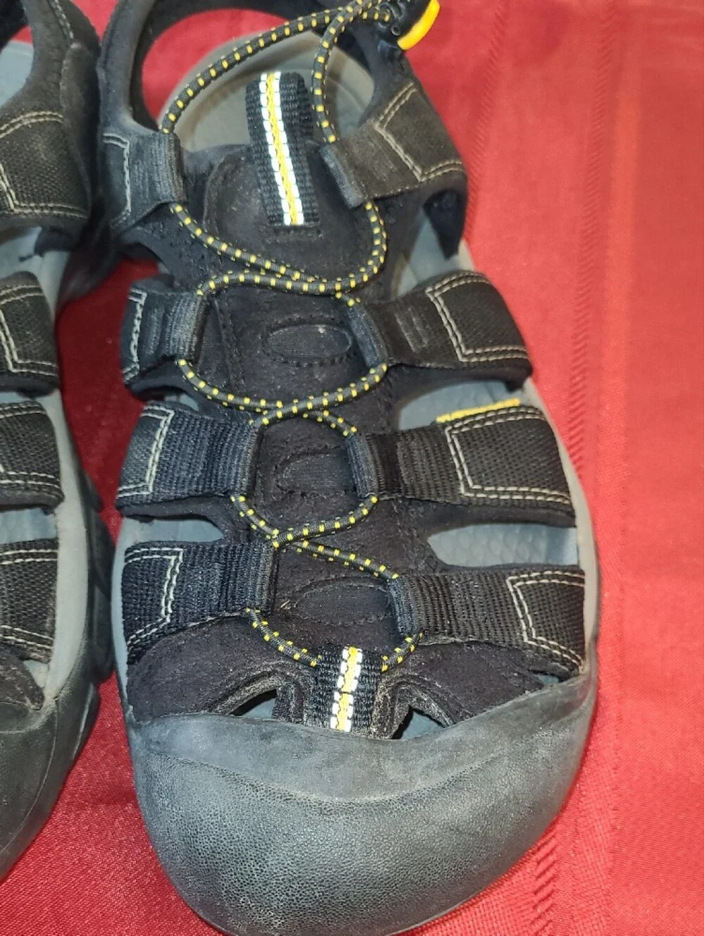 Keen Newport H2 Men’s Black and Yellow Closed-Toe Hiking Sandals Size 10.5